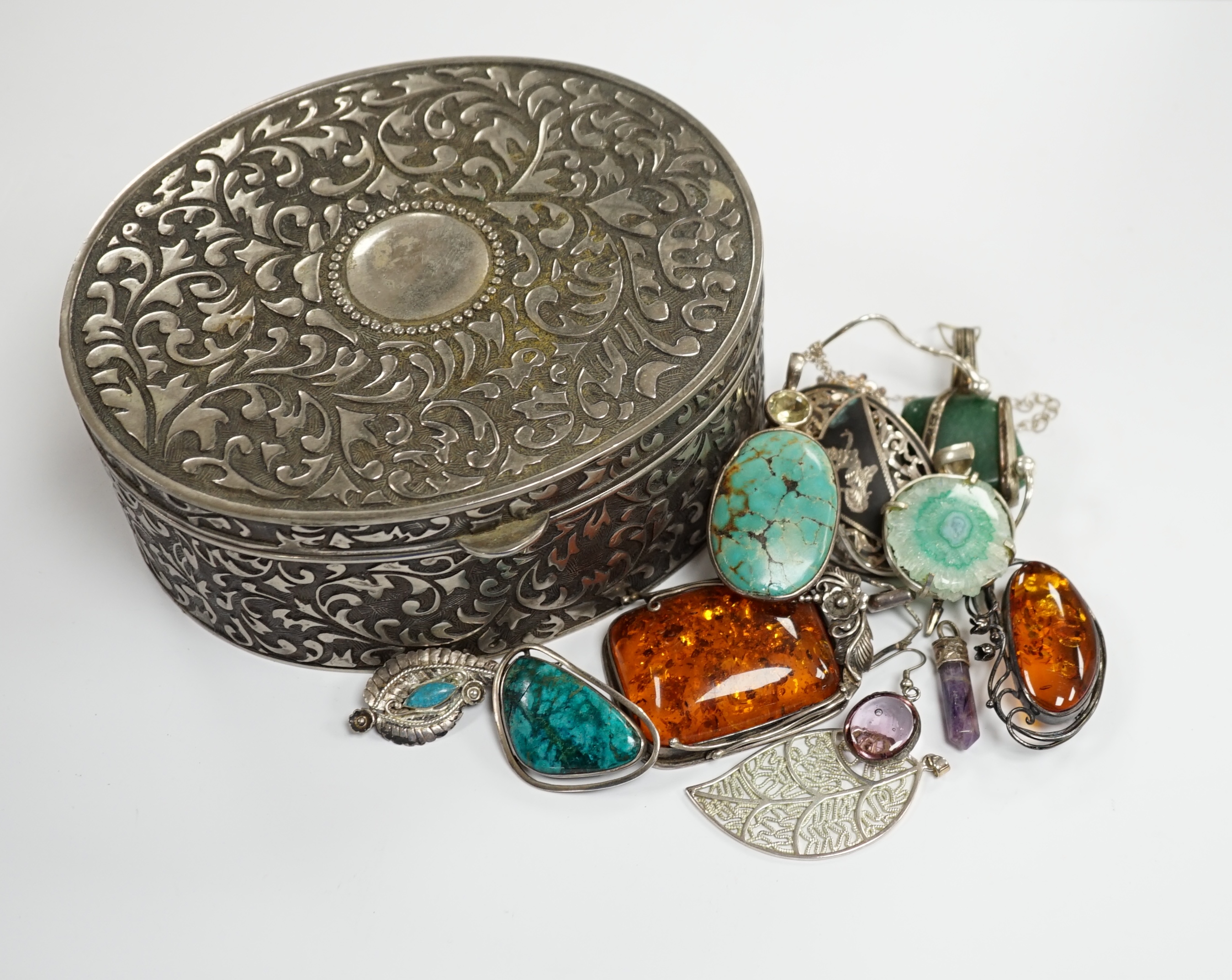 A quantity of assorted jewellery including Israeli 925 brooch, sterling agate pendant and large amber set pendant.